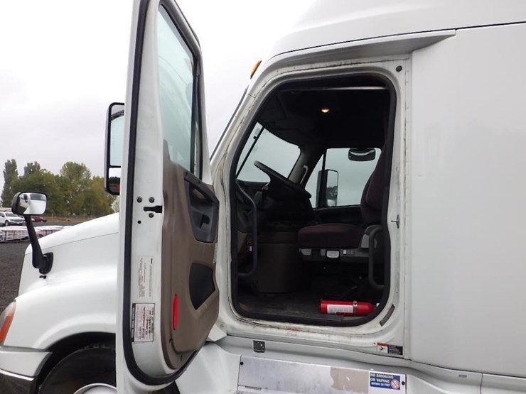 2018-freightliner-cascadia-3-axle-sleeper-truck-image-27
