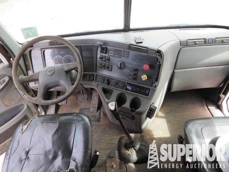 2007-freightliner-columbia-t/a-winch/vac-truck-w/60"-sleeper-cab-image-10