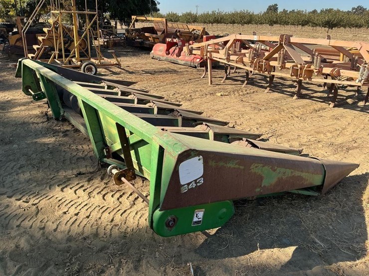 john-deere-843-8-row-corn-header-image-4