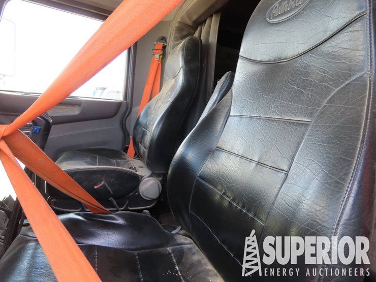 2015-peterbilt-365-t/a-truck-tractor-w/sleeper-image-9