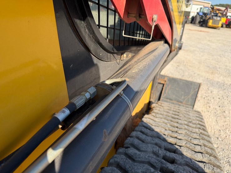 #4093-•-2023-new-holland-c334-tracked-skid-steer-image-25