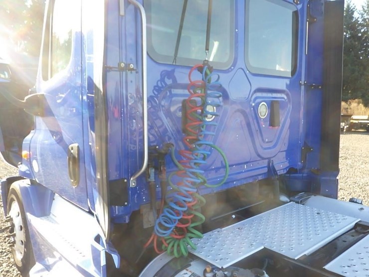 2017-freightliner-cascadia-3-axle-truck-tractor-image-12