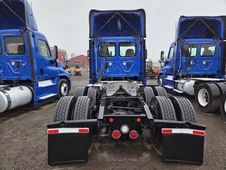 2017-freightliner-cascadia-3-axle-truck-tractor-image-5