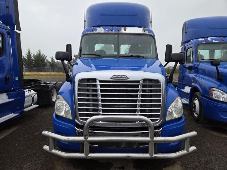 2017-freightliner-cascadia-3-axle-truck-tractor-image-2