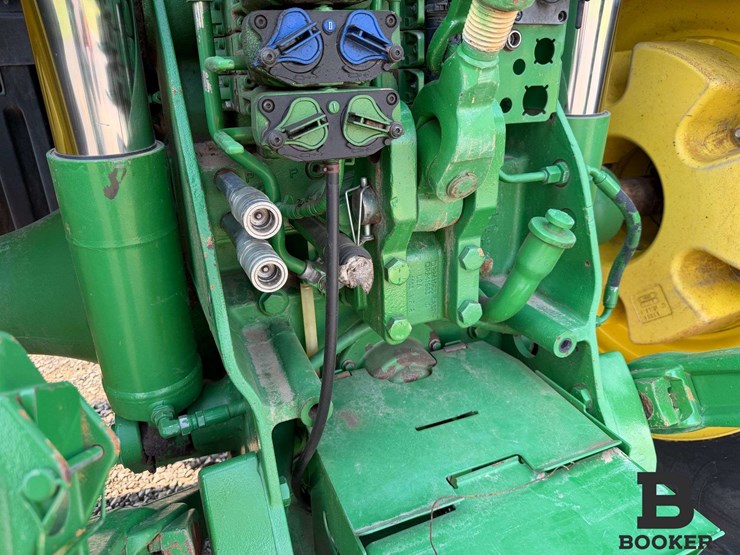 2011-john-deere-8335r-tractor-image-47