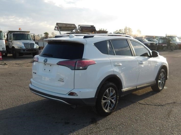 2016-toyota-rav4-xle-image-3
