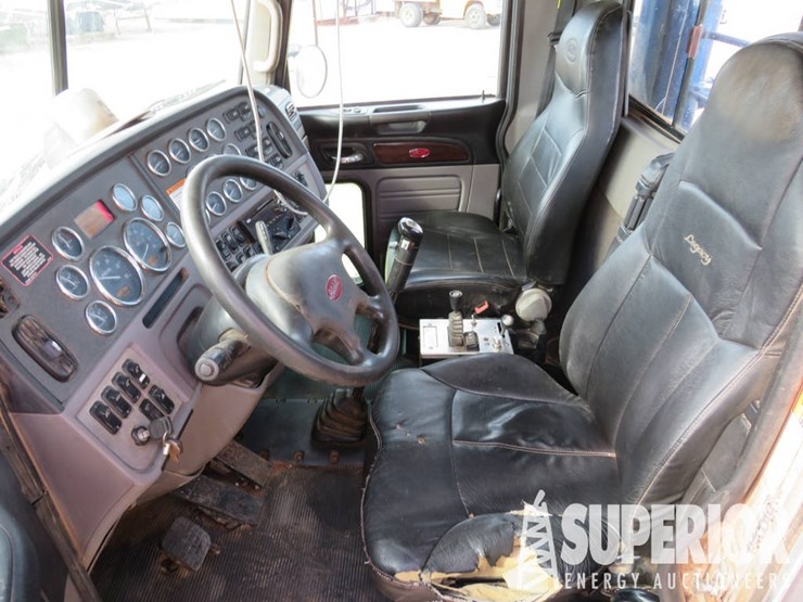 2015-peterbilt-389-t/a-glider-winch-tractor-w/day-cab-image-8