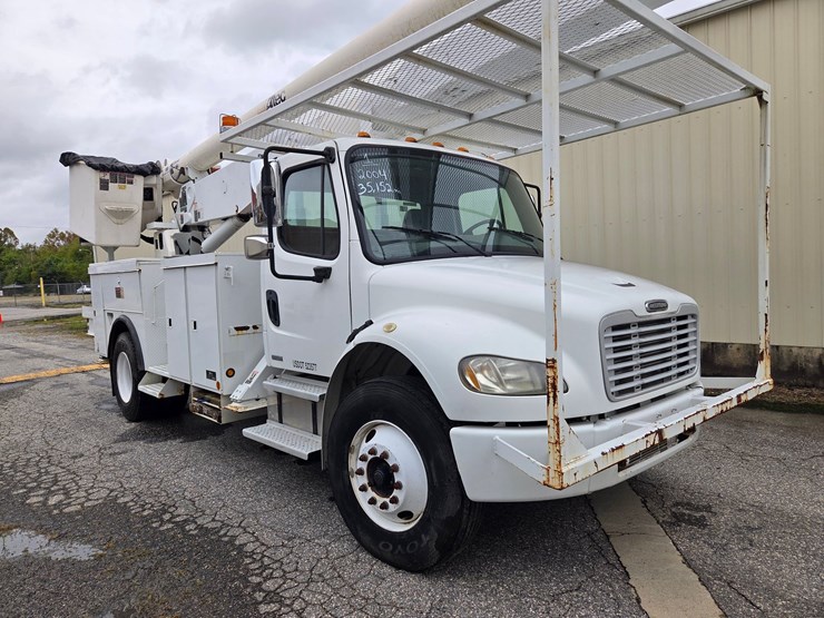 #1-•-2004-freightliner-bucket-truck-/-vin:-1vachdc04hn09591-/-35,152-miles-image-1