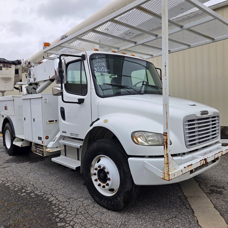 #1 • 2004 Freightliner Bucket Truck / VIN: 1VACHDC04HN09591 / 35,152 miles