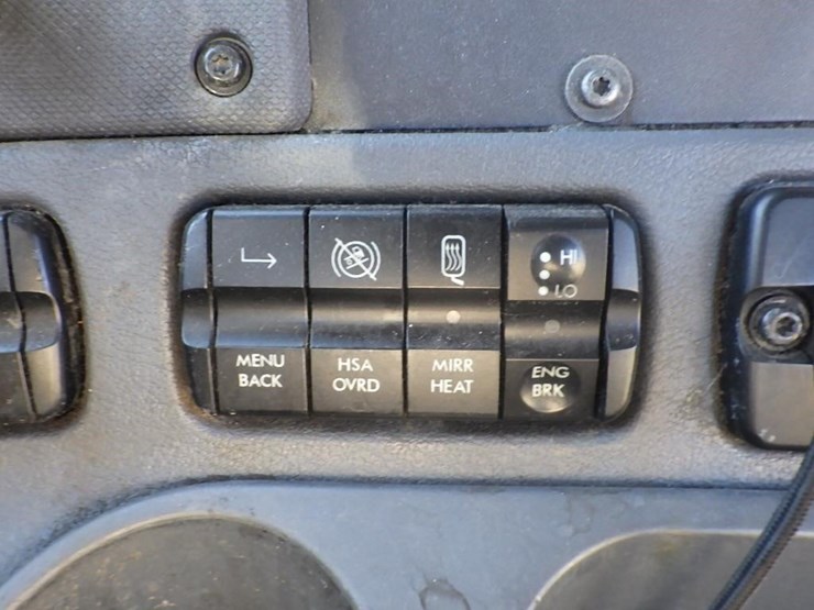 2017-freightliner-cascadia-3-axle-truck-tractor-image-33