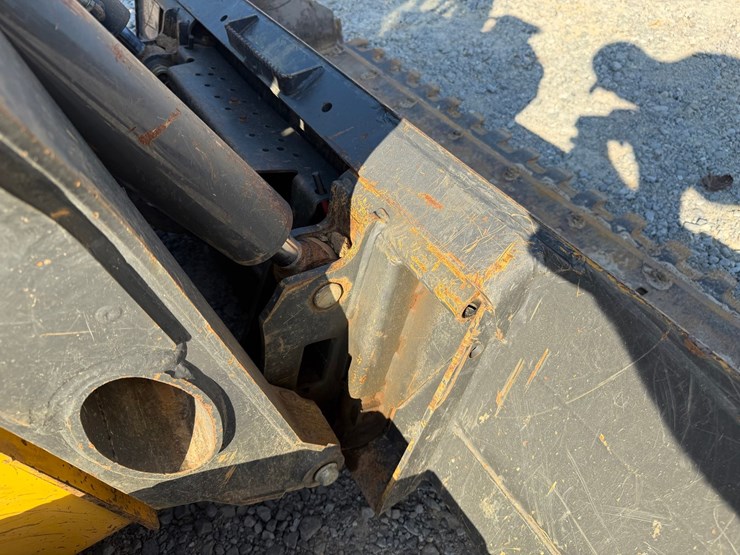 #4093-•-2023-new-holland-c334-tracked-skid-steer-image-18
