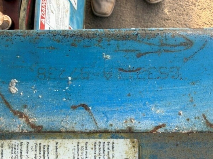 2011-genie-gs-3232-scissor-lift-image-17