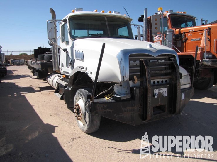 2009-mack-gu713-t/a-winch-bed-truck-image-2