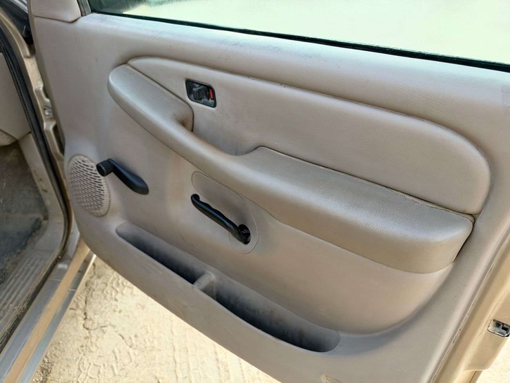 2004-gmc-sierra-1500-2-door-regular-cab-4x4-pickup-truck-image-15