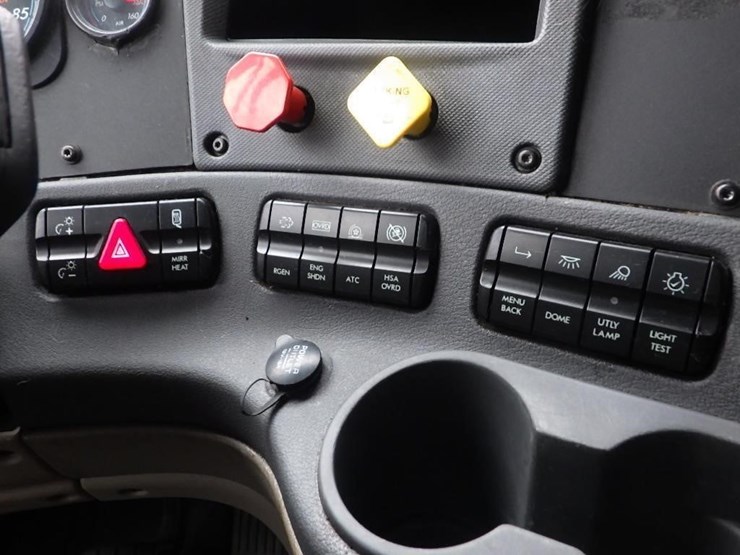 2018-freightliner-cascadia-3-axle-sleeper-truck-image-39