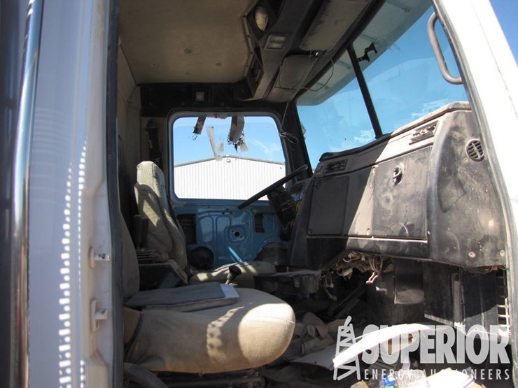 2006-western-star-t/a-winch-bed-truck-image-11
