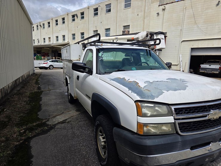 #8-•-2007-chevrolet-2500-service-truck-/-269,772-miles-image-3