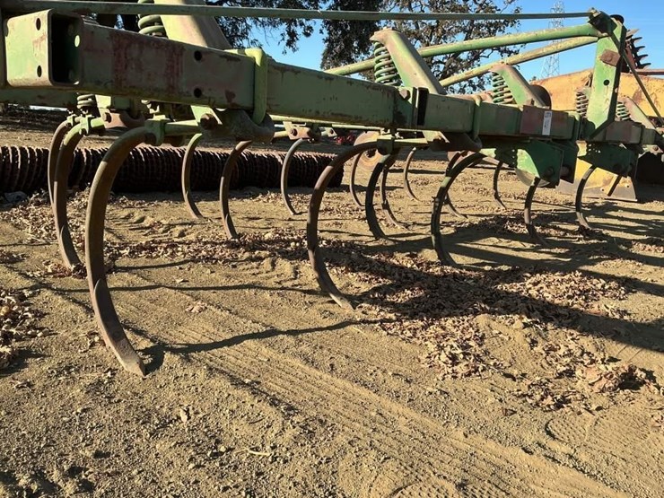 john-deere-1600-17'-3-pt-vibra-shank-chisel-image-10