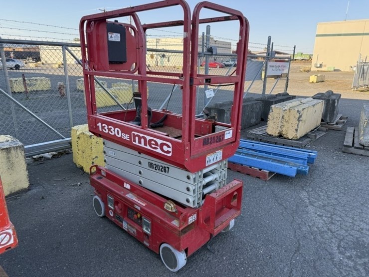 2020-mec-1330se-scissor-lift-image-2