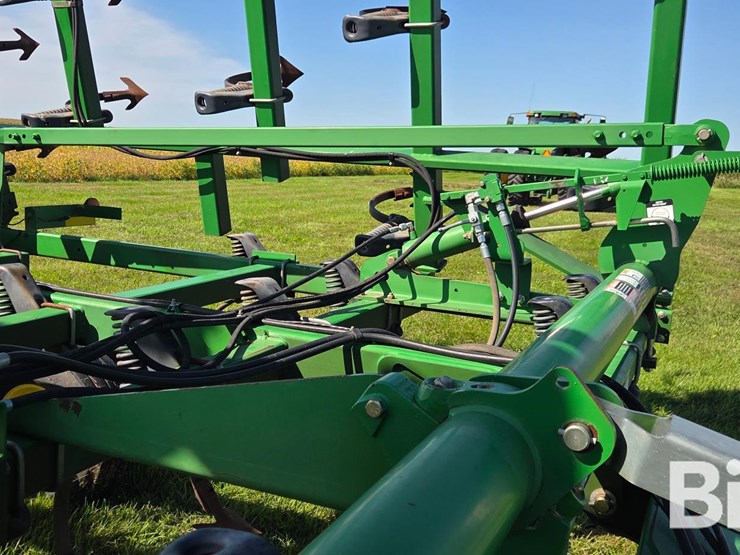 2011-john-deere-2210-field-cultivator-image-17