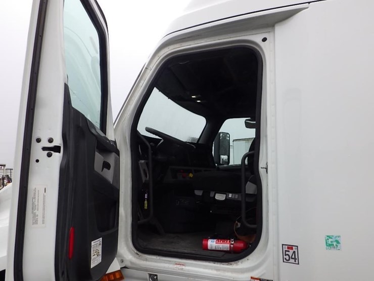 2019-freightliner-cascadia-3-axle-sleeper-truck-image-28