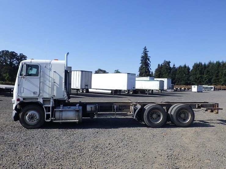 1991-freightliner-fla086-24'-3-axle-cab-&-chassis-image-2
