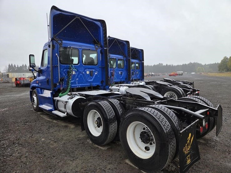2017-freightliner-cascadia-3-axle-truck-tractor-image-6