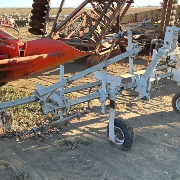 Custom 25' 3-Pt Fold-Up Spray Bar Attachment