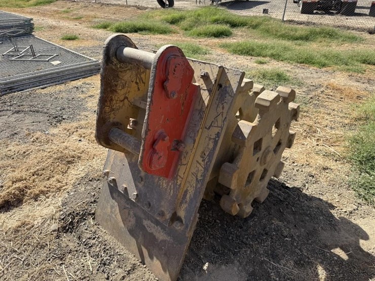 cat-36"-excavator-compaction-wheel-image-5