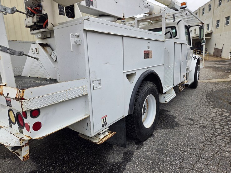 #1-•-2004-freightliner-bucket-truck-/-vin:-1vachdc04hn09591-/-35,152-miles-image-14