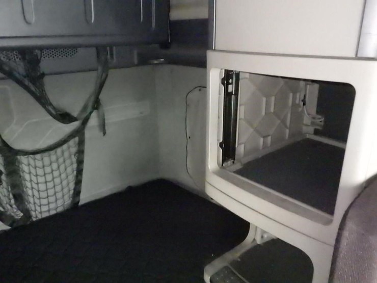 2018-freightliner-cascadia-3-axle-sleeper-truck-image-31