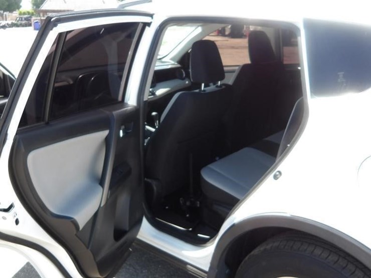 2017-toyota-rav4-xle-image-14