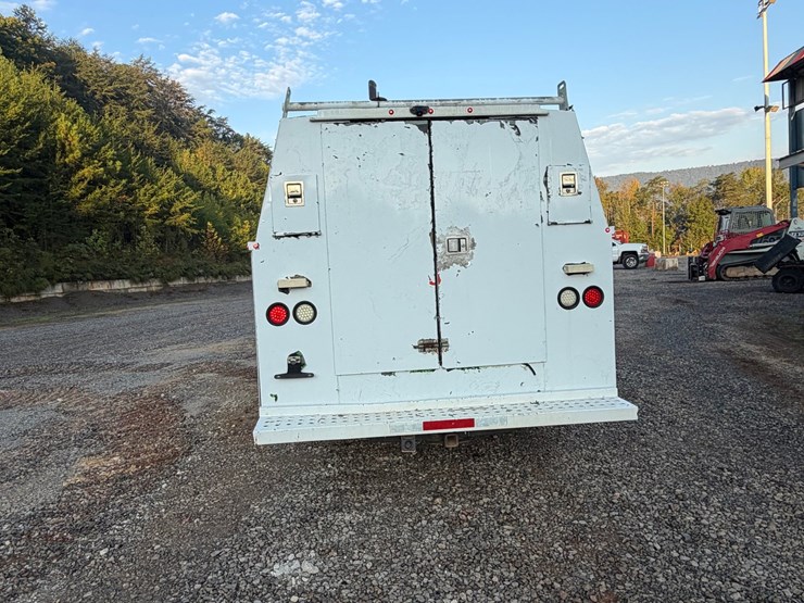 #4554-•-2015-chevrolet-express-work-van-image-4