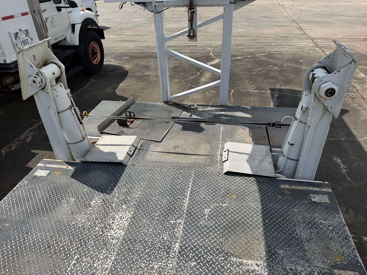 2005-altec-ah125-125’-telescoping-bucket-w/truck-body-image-20