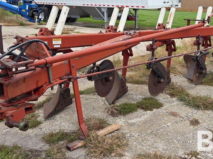 international-720-plow-image-1