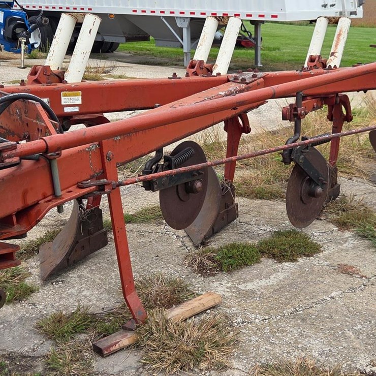 International 720 Plow