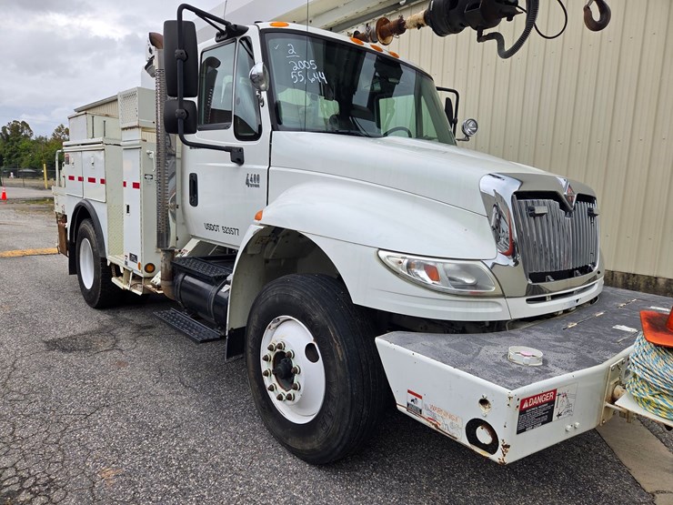 #2-•-2005-international-4400-truck---2005-international-pole-truck-/-vin:-1htmkaan35h167251-/-55,644-miles-image-1
