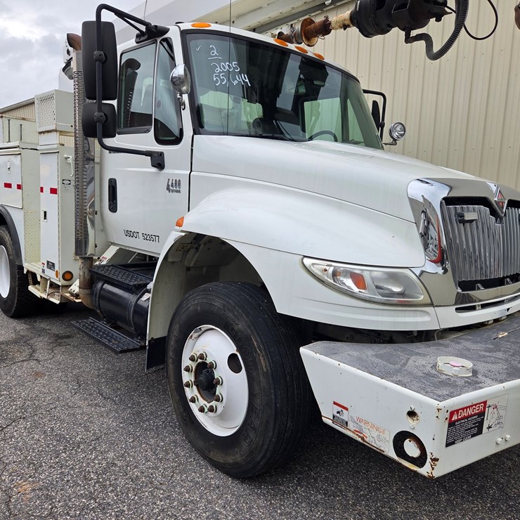 #2 • 2005 International 4400 Truck - 2005 International Pole Truck / VIN: 1HTMKAAN35H167251 / 55,644 miles