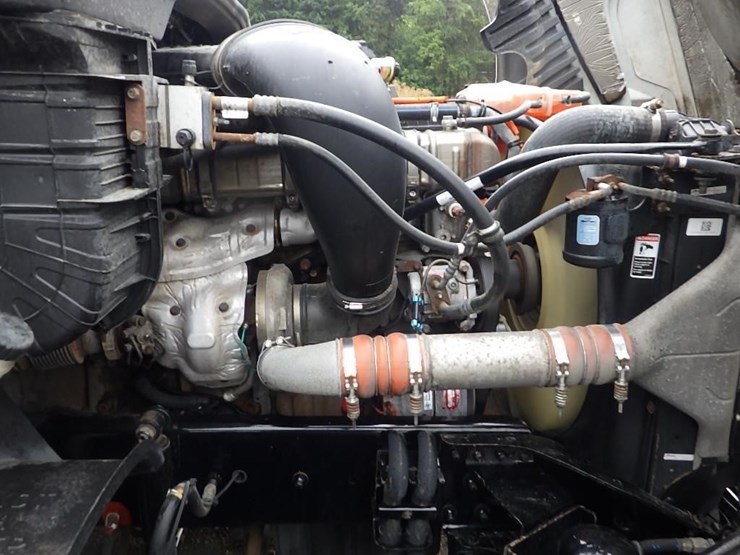 2018-freightliner-cascadia-3-axle-sleeper-truck-image-25