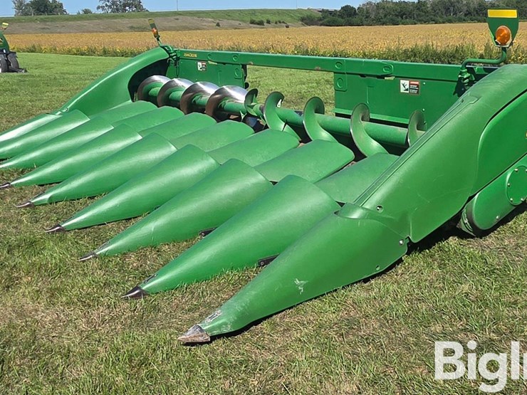 2014-john-deere-608c-corn-head-image-1