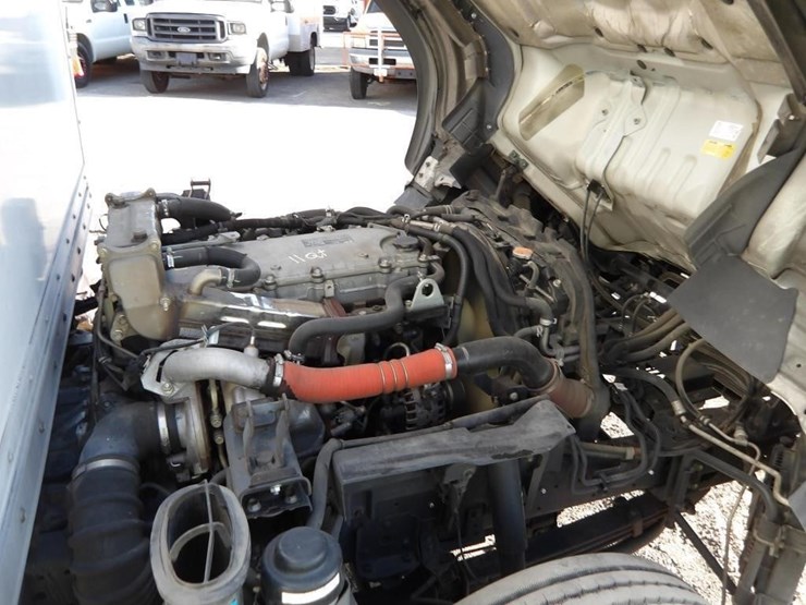 2016-isuzu-npr-image-19