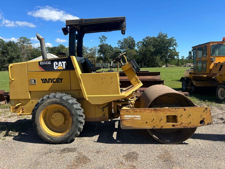 2008-caterpillar-cs323c-compactor,-1,441hrs-image-1
