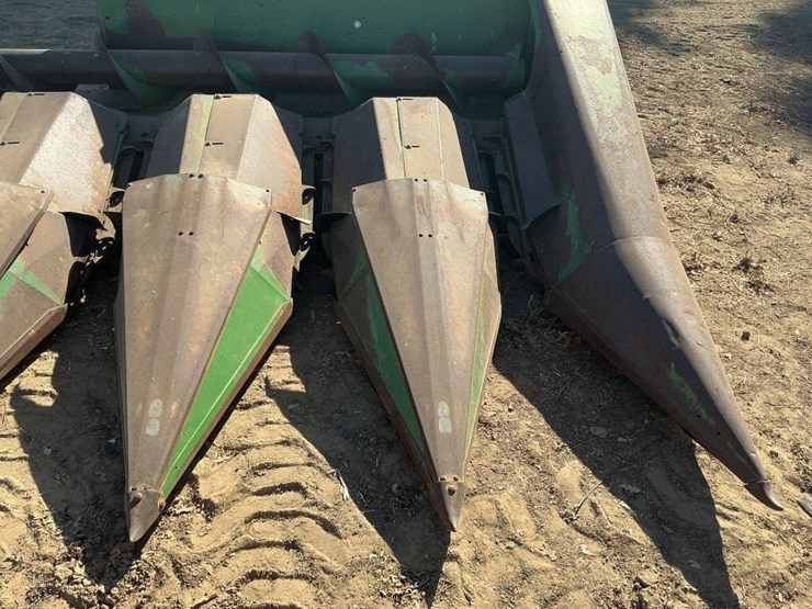 john-deere-843-8-row-corn-header-image-10