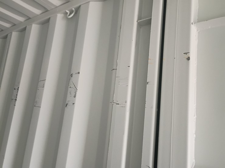 #l111-000-•-40ft-container-[damaged]-image-41