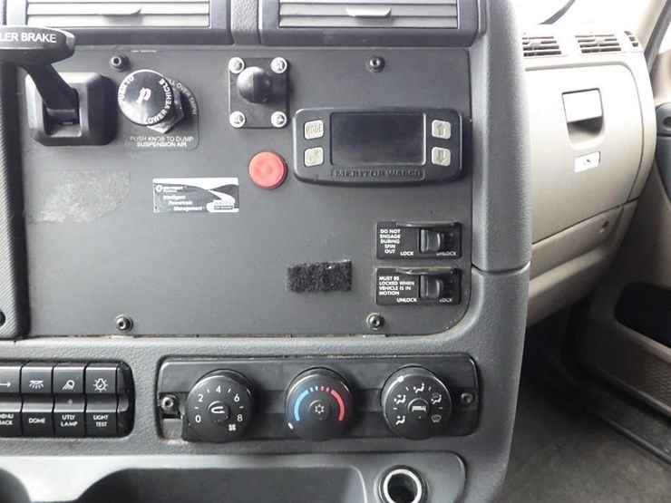2018-freightliner-cascadia-3-axle-sleeper-truck-image-37