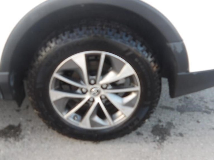 2016-toyota-rav4-xle-image-5