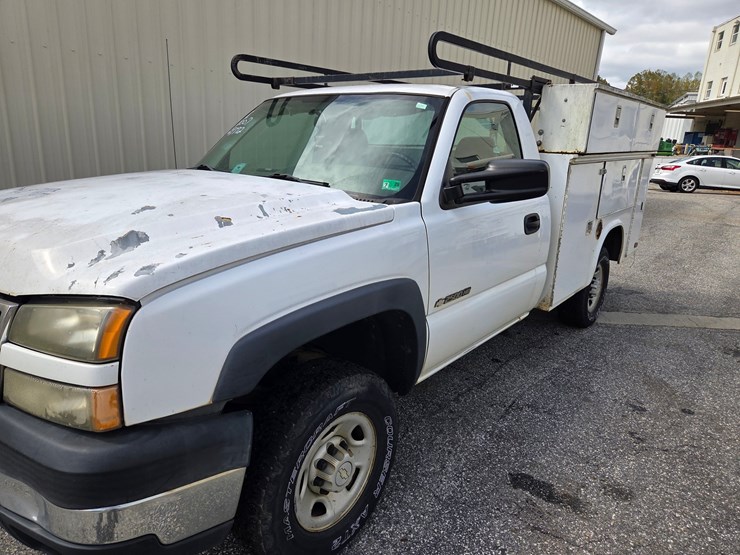 #8-•-2007-chevrolet-2500-service-truck-/-269,772-miles-image-1