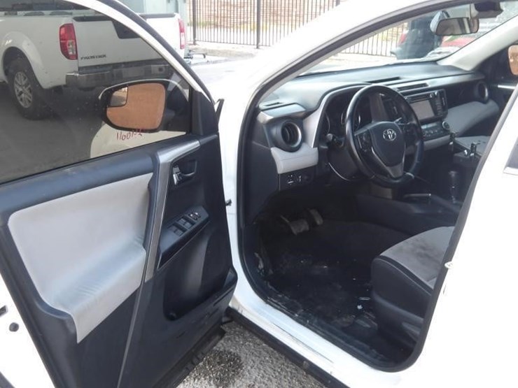 2016-toyota-rav4-xle-image-16