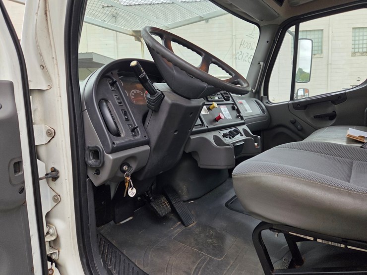 #1-•-2004-freightliner-bucket-truck-/-vin:-1vachdc04hn09591-/-35,152-miles-image-29