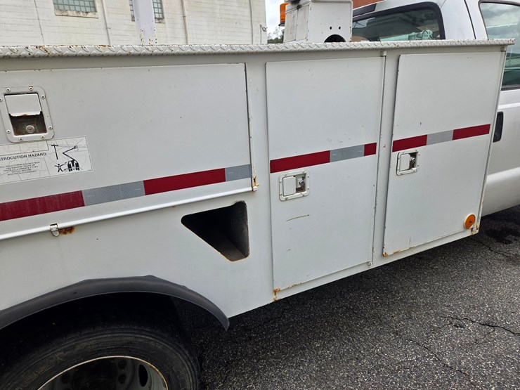#4-•-2005-f-550-ford-small-bucket-truck-/-vin:-1fdaf56p16eb42272-/-75,475-miles-image-19